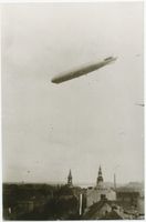 Tilsit, Stadt, Stadtkreis Tilsit Deutsche Straße Tilsit, Heimatfest 22.-24.08.1930, Luftschiff  Graf Zeppelin  über der Deutschen Straße 