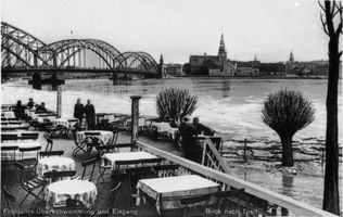 Tilsit, Stadt, Stadtkreis Tilsit  Tilsit, Ortsansicht mit Königin-Luise-Brücke vom Restaurant  Brückenkopf  bei Frühjahrshochwasser Tilsit, Luisen-Brücke