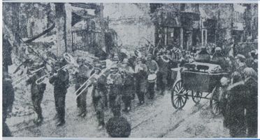 Königsberg (Pr.), Stadtkreis Königsberg  Königsberg (Pr.), Hitlerjungen marschieren zur Vereidigung 