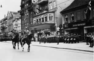 Tilsit, Stadt, Stadtkreis Tilsit Hohe Straße Tilsit, Truppenparade I Tilsit, Hohe Str. zwischen Langgasse und Wasserstr., südlicher Teil (Nr. 57-71)