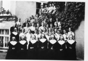Königsberg (Pr.), Stadtkreis Königsberg  Königsberg, Schülerinnen und Lehrkörper der Haushaltungsschule  St. Katharina  II 