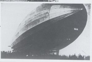 Königsberg (Pr.), Stadtkreis Königsberg  Königsberg, Devau, Flughafen, das Luftschiff  Graf Zeppelin  ankert 1930 auf dem Flugplatz Königsberg, Flughafen Devau