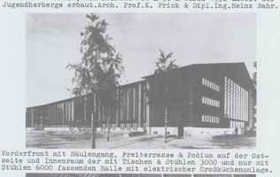 Königsberg (Pr.), Stadtkreis Königsberg  Königsberg, die KdF-Festhalle, Vorderfront mit Säulengang und Podium 