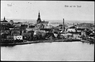 Tilsit, Stadt, Stadtkreis Tilsit  Tilsit, Blick auf die Stadt mit Rathaus, Deutscher Kirche und Luisenbrücke über den Schlossmühlenteich I 