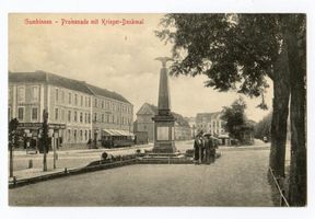 Gumbinnen, Stadt, Kreis Gumbinnen Hindenburgstraße (fr. Lindenstraße) Gumbinnen, Promenade mit Krieger-Denkmal 