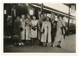 Tilsit, Stadt, Stadtkreis Tilsit  Tilsit, Bahnhof, Frauen aus Köln zu Besuch in Tilsit 