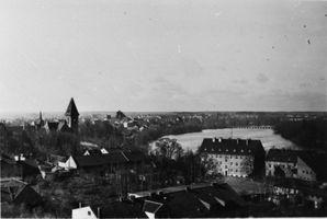 Tilsit, Stadt, Stadtkreis Tilsit  Tilsit, Blick über das Landratsamt und den Schlossteich nach Südwesten Tilsit, Teichbrücke