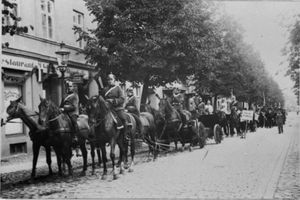 Tilsit, Stadt, Stadtkreis Tilsit Mittelstraße (sp. Schlageterstraße) Tilsit, Umzug am 1. Mai 1933 (??) in historischen Uniformen Tilsit, Veranstaltungen, Feste