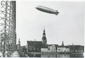 Tilsit, Stadt, Stadtkreis Tilsit  Tilsit, Luftschiff  Hindenburg  über der Stadt 