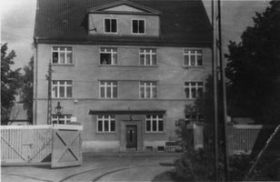 Tilsit, Stadt, Stadtkreis Tilsit Stolbecker Straße 3 Tilsit, Blick vom Straßenbahndepot auf das Haus Stolbecker Straße 3  Straßenbahn, Bus und elektrische Bahn nach Miekiten