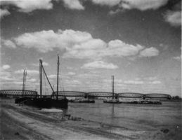 Tilsit, Stadt, Stadtkreis Tilsit  Tilsit, Kähne am Memelkai mit Blick zur Eisenbahnbrücke III Tilsit, Kai-Anlagen und Memelstr.