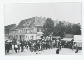 Tilsit, Stadt, Stadtkreis Tilsit Packhofstraße Tilsit, Heimatfest 22.-24.08.1930, Prunkwagen im Festumzug, Deutsche Str., Blick in die Packhofstr. 