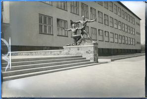 Königsberg (Pr.), Stadtkreis Königsberg  Königsberg (Pr.), Figurengruppe vor der Handeshochschule 