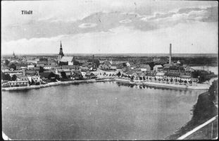 Tilsit, Stadt, Stadtkreis Tilsit  Tilsit, Blick auf die Stadt mit Rathaus, Deutscher Kirche und Luisenbrücke über den Schlossmühlenteich II 