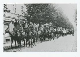 Tilsit, Stadt, Stadtkreis Tilsit Mittelstraße (sp. Schlageterstraße) Tilsit, Heimatfest 22.-24.08.1930, Artilleristen und Kürassiere im Festumzug 