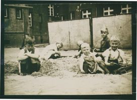 Tilsit, Stadt, Stadtkreis Tilsit Adolf-Post-Straße Tilsit, Adolf-Post-Straße 2, spielende Kinder im Innenhof 