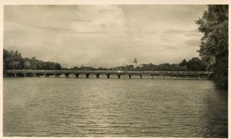 Tilsit, Stadt, Stadtkreis Tilsit  Tilsit,Stadt, Schlossmühlenteich, Blick auf die Teichbrücke und zum Landratsamt II Tilsit, Landratsamt (Kreishaus)