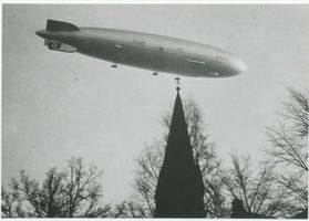 Tilsit, Stadt, Stadtkreis Tilsit Meerwischpark Tilsit, Luftschiff  Hindenburg  über der Kreuzkirche 