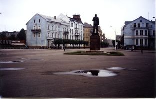 Tilsit, Stadt, Stadtkreis Tilsit Am Hohen Tor Tilsit (Советск), Ehemaliges Hohes Tor mit Lenin-Denkmal, links die Kreissparkasse, rechts die Bank der Ostpreußischen Landschaft Tilsit, Bereich 