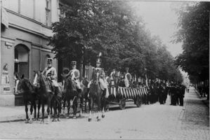 Tilsit, Stadt, Stadtkreis Tilsit Mittelstraße (sp. Schlageterstraße) Tilsit, Umzug am 1. Mai 1933 (??) in historischen Uniformen II Tilsit, Veranstaltungen, Feste