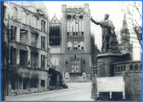 Königsberg (Pr.), Stadtkreis Königsberg  Königsberg (Pr.), Kaiser Wilhelm Denkmal und Post in der zerstörten Stadt Königsberg, Zweiter Weltkrieg und das Ende