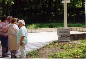Tilsit, Stadt, Stadtkreis Tilsit  Tilsit,Stadt (Sowjetsk), Besuch am Gedenkkreuz des Waldfriedhofs Tilsit, Waldfriedhof