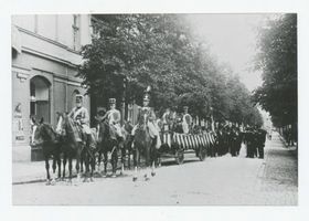 Tilsit, Stadt, Stadtkreis Tilsit Mittelstraße (sp. Schlageterstraße) Tilsit, Heimatfest 22.-24.08.1930, Reiter in historischen Uniformen im Festumzug 