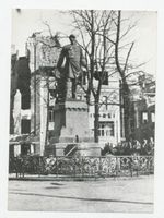 Königsberg (Pr.), Stadtkreis Königsberg Kaiser-Wilhelm-Platz Königsberg, Kaiser-Wilhelm-Platz, Bismarckdenkmal nach dem Angriff auf Königsberg Königsberg, Zweiter Weltkrieg und das Ende