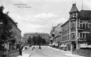 Gumbinnen, Stadt, Kreis Gumbinnen  Gumbinnen, Brücke und Markt mit dem Regierungsgebäude II 