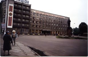 Tilsit, Stadt, Stadtkreis Tilsit  Tilsit (Советск),  Blick auf das Hotel  Russia  am ehemaligen Hohen Tor Tilsit, Hohe Str. vom Hohen Tor zur Langgasse, südlicher Teil (Nr. 45-56)