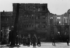 Tilsit, Stadt, Stadtkreis Tilsit Hohe Straße 10 Tilsit, Hohe Straße 10 Teppiche und Gardinen Spezialhaus nach den Bombardierungen Tilsit, Zweiter Weltkrieg und das Ende