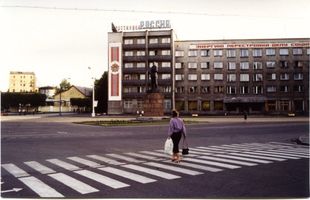 Tilsit, Stadt, Stadtkreis Tilsit Am Hohen Tor Tilsit (Советск), Hotel  Rossija , davor das Lenin-Denkmal Tilsit, Hohe Str. vom Hohen Tor zur Langgasse, südlicher Teil (Nr. 45-56)
