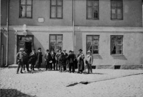 Tilsit, Stadt, Stadtkreis Tilsit Schloßplatz 4 Tilsit, Männer-Gesangsverein Obereißeln vor dem Königin-Luise-Haus Tilsit, Königin-Luise-Haus