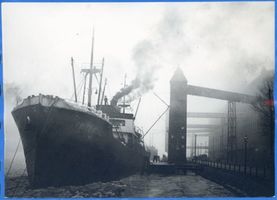 Königsberg (Pr.), Stadtkreis Königsberg  Königsberg (Pr.), Hafen, Überseedampfer im Nebel, Getreide wird gelöscht 